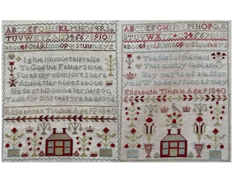 Op de afbeelding: Een vintage kruissteek-sampler met een witte achtergrond en rode, groene en gouden borduurwerk. De sampler bevat twee huizen, bloemen en tekst die luidt: "The lilies of the field That quickly fade away Way well to us a lesson Yield ho die as soon as they Elizabeth Tindale Age 9 1840" en "give immortalpraise Yo God the Fathersioue Forall my comfort shere Andbetter hopesabove Me sent hisonmeternalson To die for sins that we haddone Roseannah Tindale Age 12 1840".