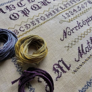 マチルダ・モンソン 1877 サンプラー PDF、クロスステッチチャート、カウントスレッドの即時ダウンロード Xstitch デジタルファイルグラフ、アルファベットサンプラー図