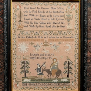 Puede incluir: Un sampler antiguo con fondo rosa y un diseño de punto de cruz. El sampler presenta un verso sobre Jesús y una escena de José y María viajando a Egipto con el bebé Jesús. El sampler está fechado en 1809 y firmado "Ellis Holiday, Aged 13 Years".