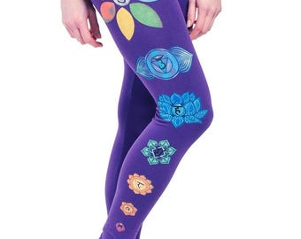 Leggings orgánicos con chakras, pintados a mano, color morado.