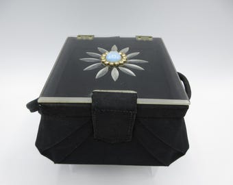 Monedero de la década de 1940 con tapa tallada de lucita, diamantes de imitación y cabujón, de tela de cordón negro, coleccionable, utilizable, con algunos rayones.