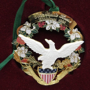 White House Ornament 1998 Eagle on Wreath Gift Condition, Original Box & Pamphlet White House Historical Association
