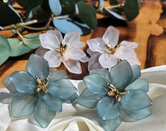 Flower Earrings Jade or White Color Flower Summer Earrings// Tropical Vacation Earrings for Summer Outfit// Transparent Flower Earrings