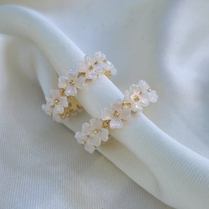 White Flower and Gold Hoop Earrings 3/4&quot; // Wedding Flower Earrings//Bridal Shower Earrings// Summer Beach Outfit Earrings/Mini White Flower
