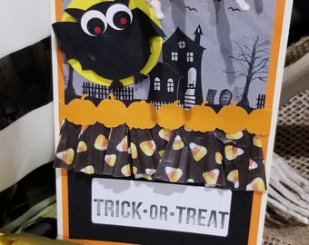 Cartão de Halloween assustador feito à mão com doces ou travessuras