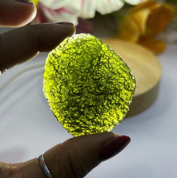 【チェコ産】モルダバイト 巨大な159カラットのチェコ産モルダバイト石：博物館品質のテクタイト