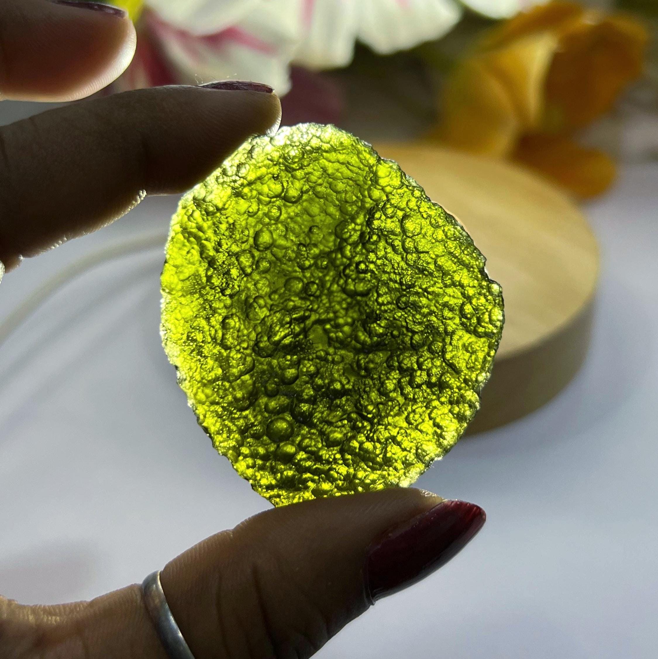 巨大な159カラットのチェコ産モルダバイト石：博物館品質のテクタイト