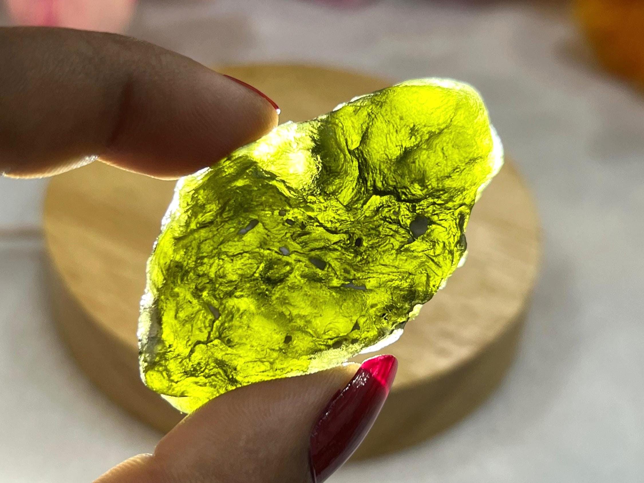 巨大な113カラットのチェコ産モルダバイト石テクタイト：博物館品質