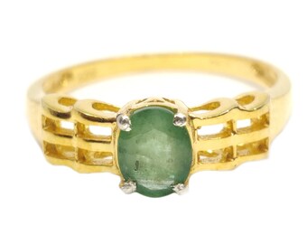 Anillo de compromiso de oro macizo con esmeralda y piedra de nacimiento natural.