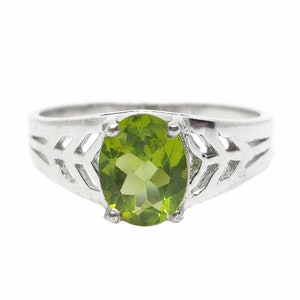 Silver Peridot Solitaire Ring Natural Peridot Solitaire Engagement Band 2.5 Ct Peridot Wedding band August Birthstone Ring Green PeridotRing