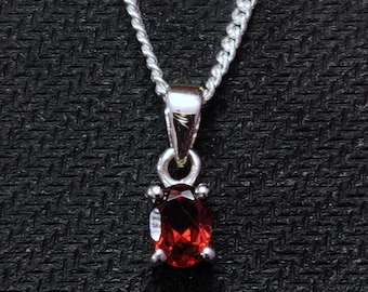 Collana con ciondolo in argento sterling con granato rosso, pietra portafortuna di gennaio