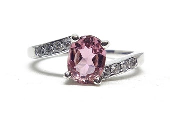 Anello di promessa con tormalina rosa Anello con pietra portafortuna con tormalina in argento sterling Anello con torsione con tormalina rosa naturale Anello anniversario con tormalina rosa
