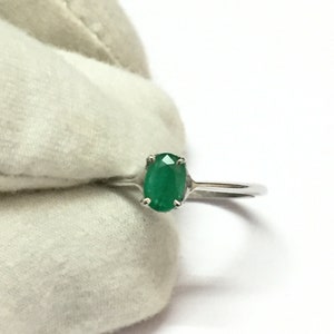Smaragd Ring Sterling Silber Smaragd Ring 4x6 mm Oval Smaragd Band Winziger Smaragd Ring Mai Geburtsstein Ring Natürlicher Smaragd Ring