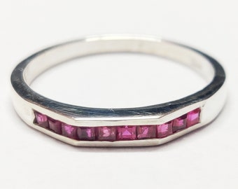 Handgemaakte sterlingzilveren stapelring robijn, minimalistische geboortesteen juli