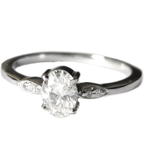 Anillo de compromiso moissanita ovalada 5x7 mm Oval Moissanite Wedding Band Unique Moissanite Diamond Wedding Band Moissanite Anniversary Ring