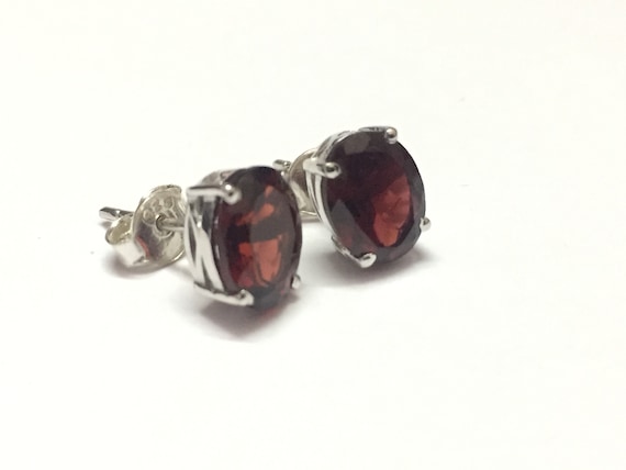 925 Silber Labor Erstellt Cabochon Granat 8x6mm Oval Solitaire Brisuren Ohrringe