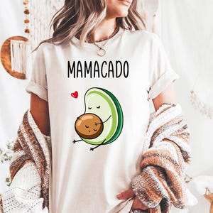 Mamacado - Comfort Colors, Maglietta per Annuncio Nascita Bambino, Regalo per Neomamme, Maglietta per Annuncio Gravidanza, Magliette Premaman, Baby Shower, Annuncio Gravidanza