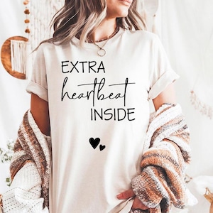 Extra Heartbeat all&#39;interno - Comfort Colors, maglietta per annuncio nascita, regalo per neomamme, maglietta per rivelazione gravidanza, magliette premaman, regalo per baby shower
