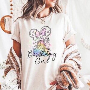 Camiseta de cumpleaños de Minnie Castle para niña - Colores cómodos, Camiseta de viaje de cumpleaños de Disney, Camisetas de niña Disney, Camisetas de cumpleaños de Disney, Camiseta de cumpleaños a juego