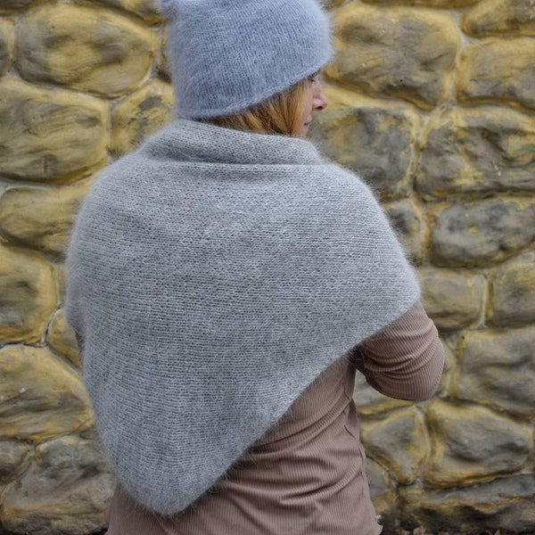 Châle drapé doux, Accessoires Angora, Foulard Triangle Angora Gris Tricot à la Main, Cadeaux fête des mères