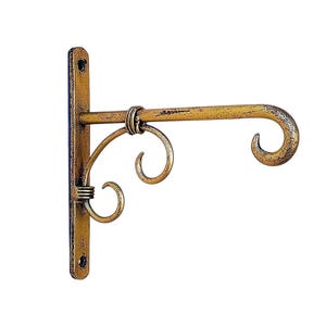 Pode incluir: Um gancho de parede de metal dourado com um design decorativo de volutas. O gancho é projetado para segurar uma variedade de itens, como plantas, coroas ou outros itens decorativos.