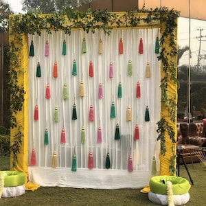 Ghirlanda di 10 nappe di seta colorate da 12 pollici per sfondo, decorazioni per matrimoni indiani, tema giardino, inaugurazione della casa, decorazione del palco