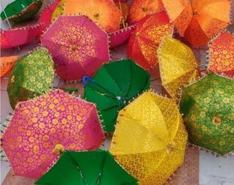 Handgemaakte Indiase bruidsparaplu: geborduurde bloemenparasol, Haldi Mehndi-decor