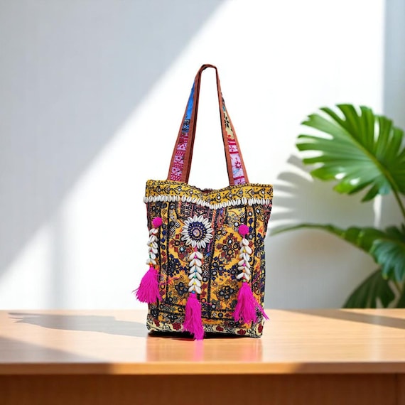 ハンドメイドのバロチ刺繍トートバッグ：エスニックボヘミアンクロス 