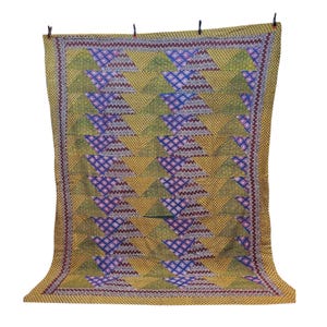 Può includere: Un grande quilt rettangolare con un motivo geometrico di triangoli in tonalità di giallo, verde, viola e marrone. Il quilt è realizzato in tessuto di cotone e ha un aspetto cucito a mano.