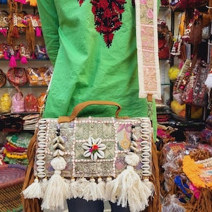 Gestickte Tasche mit einem süßen Banjara Quaste, ist eine tolle Alltagstasche! Dies ist eine indische Tasche mit hochwertigen Details, die Sie lieben werden.