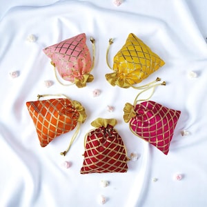 Handgenähte Gota Patti Stofftasche | Mehendi, Sangeet, Weihnachten, Diwali Housewarming Rückgabe Schüttgut, wiederverwendbare Favor Bags | Trockenfrucht Geschenk