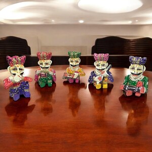 Set mit 5 hölzernen handgeschnitzten indischen Musikermännern, handgeschnitzten indischen Holzpuppen, Rajasthani handgeschnitzte Holzfigur, indisches Kunsthandwerk