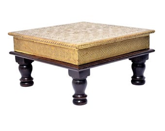 Chowki in legno con intarsi in ottone fatto a mano: tavolo dell'altare indiano Pooja