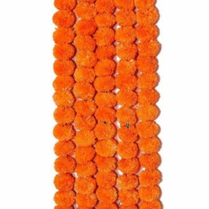 K&ouml;nnte beinhalten: Ein Set aus sechs orangenen Ringelblumen-Girlanden, jede Girlande besteht aus mehreren kleinen orangenen Pompons, die Girlanden sind mit gr&uuml;nem Garn zusammengebunden.