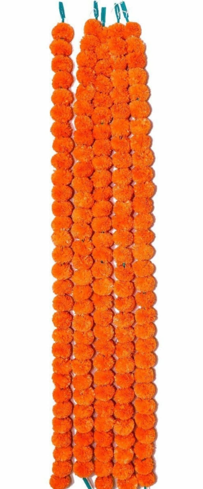 K&ouml;nnte beinhalten: Ein Set aus sechs orangenen Ringelblumen-Girlanden, jede Girlande besteht aus mehreren kleinen orangenen Pompons, die Girlanden sind mit gr&uuml;nem Garn zusammengebunden.