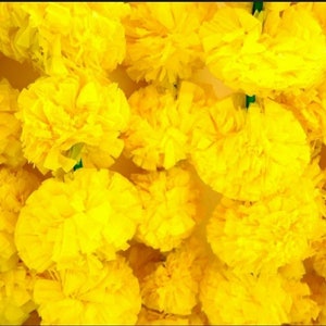 K&ouml;nnte beinhalten: Eine Girlande aus leuchtend gelben k&uuml;nstlichen Ringelblumen. Die Bl&uuml;ten sind aus Papier und zu einer Schnur zusammengef&uuml;gt.