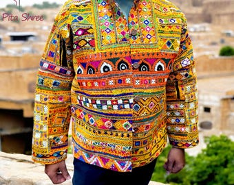 Vintage patchworkjack met baluchiborduurwerk: boho-jas met kralen (past L/XL)