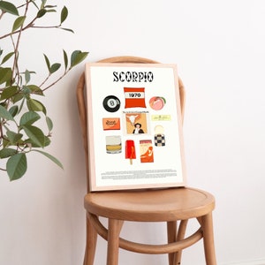 Op de afbeelding: Een printable poster met het woord "SCORPIO" in een retro lettertype. De poster bevat een verzameling vintage-ge&iuml;nspireerde illustraties, waaronder een perzik, een zwart-witte 8-ball, een rood kussen met het jaar "1970" erop, een luciferdoosje, een glas whisky, een ijslolly en een vintage tijdschriftcover met een vrouw in een cowboyhoed.