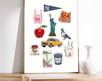 Op de afbeelding: Een ingelijste print met kleurrijke illustraties van iconen van New York City. Bevat het Vrijheidsbeeld, een gele taxi, een pizzapunt, een rode appel, een duif en een koffiekopje. De print toont ook een Knicks-logo en een New York Yankees-wimpel.