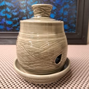 Garlic Keeper / Garlic Jar with Garlic Grater in Brown
