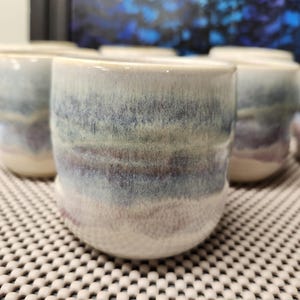 Copo de cerâmica creme, azul e roxo - 300 ml