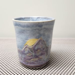 Taza Sunrise Mountain tallada a mano - 500 ml