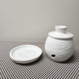 Garlic Keeper / Garlic Jar with Garlic Grater in White
