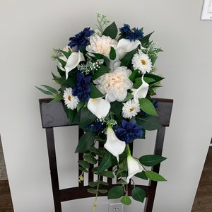 Large cascade bouquet with navy blue & ivory silk flowers/Realistic looking wedding bouquet/Faux bridal bouquet/Calla lilies and dahlias