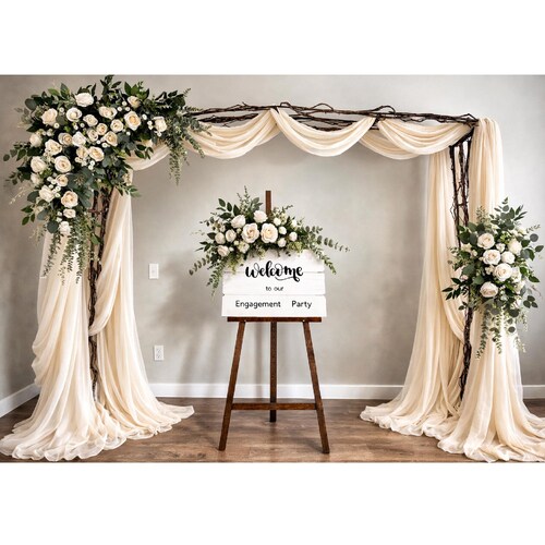Arreglo para arco de boda: follaje, flores de seda color marfil, cortina de fondo.
