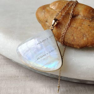 Natürlicher Regenbogen Mondstein Anhänger, 14K Gelbgold Mondstein Anhänger, Juni Geburtsstein, Lünette Anhänger, Geburtstagsgeschenk, Mondstein Schmuck