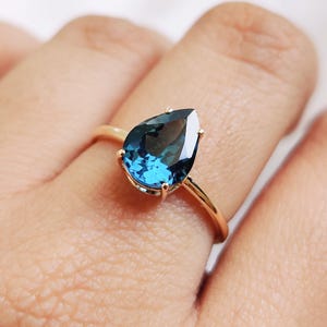 Anillo de topacio azul natural de Londres, anillo de topacio en oro amarillo macizo de 14 quilates, anillo de compromiso con topacio azul, anillo con piedra de nacimiento de diciembre, anillo con topacio de talla pera