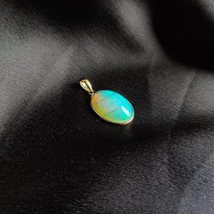 Natürlicher äthiopischer Opalanhänger, 14K Solid Gelbgold Opal Anhänger, Opal Schmuck, Oktober Geburtsstein, Weihnachtsgeschenk, Opal Lünette Anhänger