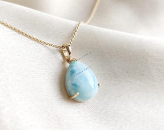 Colgante de larimar natural en oro amarillo macizo de 14 quilates con engaste de garras, piedra natal de marzo.