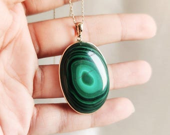 Colgante de malaquita natural, colgante de oro amarillo macizo de 14 quilates, piedra de nacimiento de mayo.
